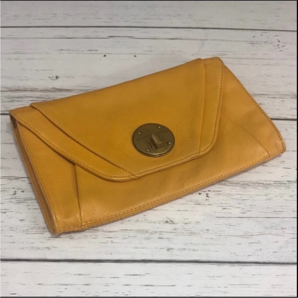 Elliott Lucca Clutch